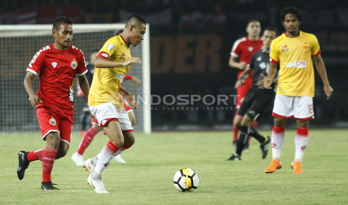 Evan Dimas saat melindungi bola dari rebutan Ramdani.