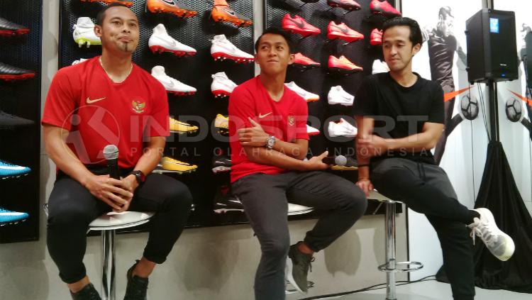 Dua pemain Persib Bandung, Atep dan Febri Hariyadi saat menghadiri acara grand opening Fisik Football di Cihampelas Walk, Kota Bandung, Kamis (06/09/18). Copyright: Arif Rahman/INDOSPORT