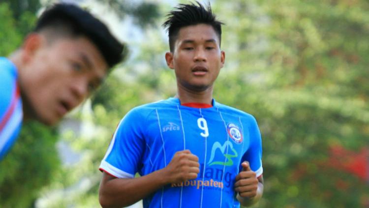 Striker muda Arema FC, Ahmad Nur Hardianto saat menjalani latihan. - INDOSPORT