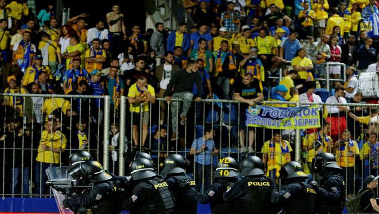 Polisi yang masuk ke lapangan di pertandingan antara Republik Ceko dan Ukraina, Jumat (07/08/19) Copyright: The Sun