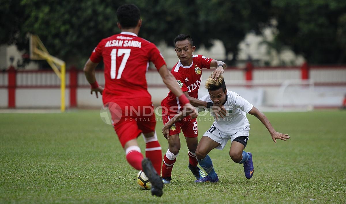 Pemain PSPS (kanan bawah) dihadang pemain Bhayangkara FC.