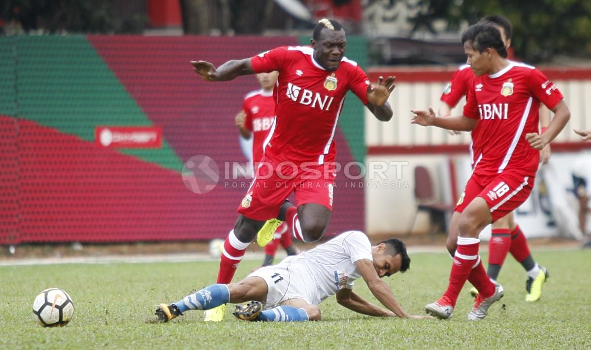 Penyerang Bhayangkara FC, Herman Dzumafo (kiri) dihadang pergerakannya oleh pemain PSPS.