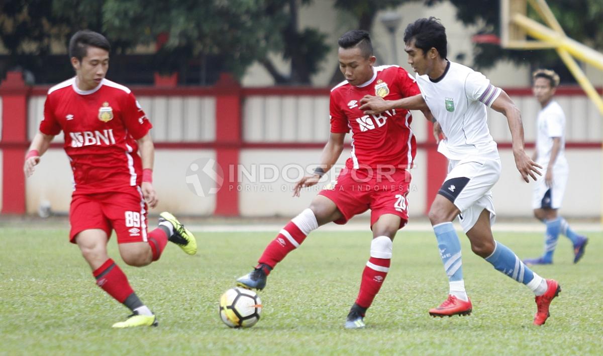 Pemain Bhayangkara FC, Sani Fauzi mendapat kawalan dari pemain PSPS.