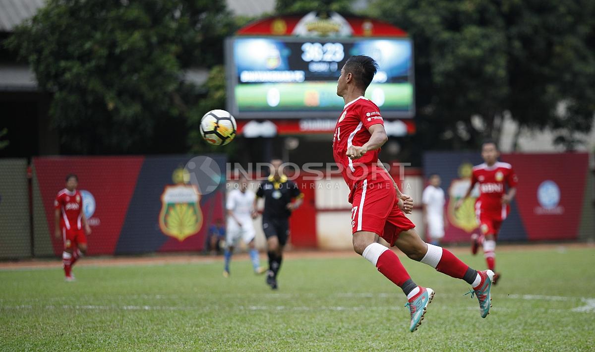 Kapten Bhayangkara FC, Indra Kahfi mengontrol bola dengan dadanya.