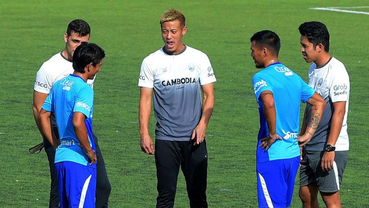 Keisuke Honda memimpin latihan Timnas Kamboja. Copyright: AFC