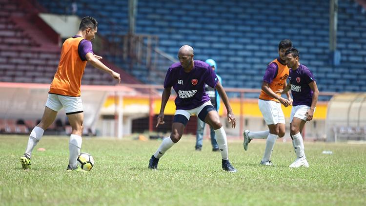 Alessandro Ferreira Leonardo atau Sandro saat jalani latihan bersama rekan satu timnya.