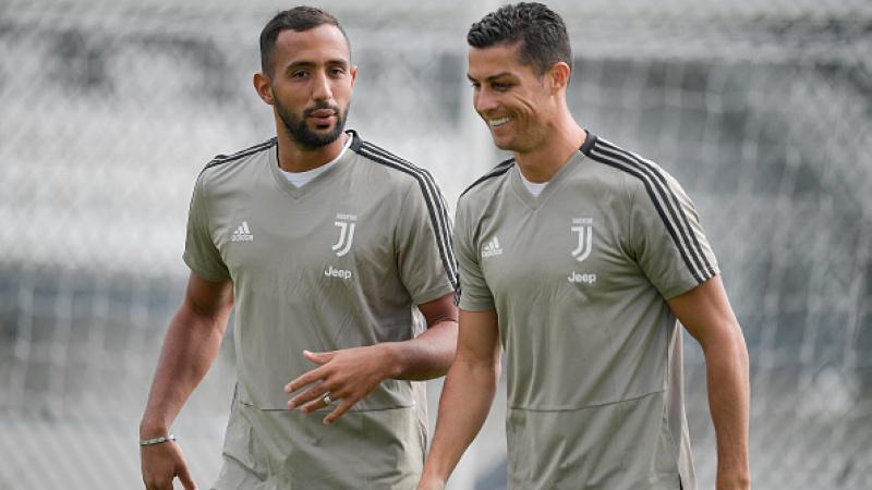 Mehdi Benatia dengan Cristiano Ronaldo, dengan mata lebamnya. Copyright: INDOSPORT