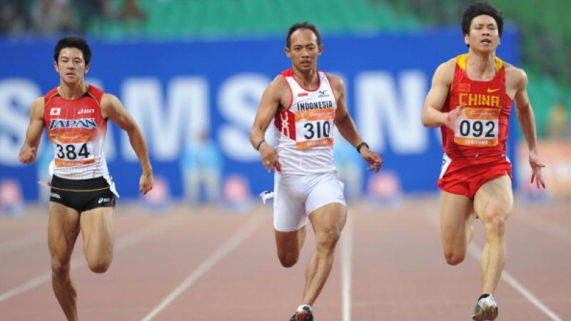 Suryo Agung Wibowo (tengah) saat tampil di Asian Games 2010. - INDOSPORT