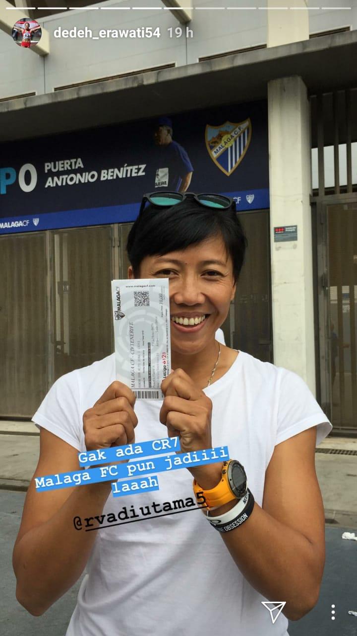 Dedeh Erawati, pelari Indonesia saat memegang tiket Malaga. Copyright: instagram.com/dedeh_erawati54