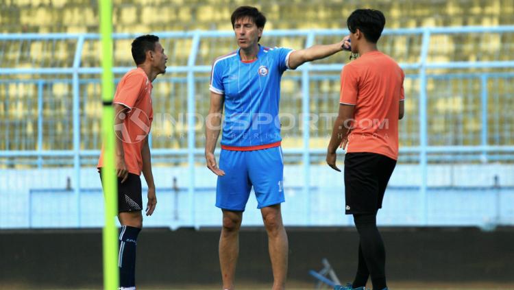 Milan Petrovic dalam sesi latihan Arema FC.