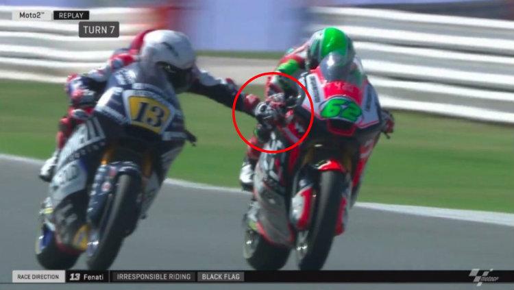 Aksi Romano Fenati yang menarik rem tangan lawan di Moto2 Copyright: INDOSPORT.COM