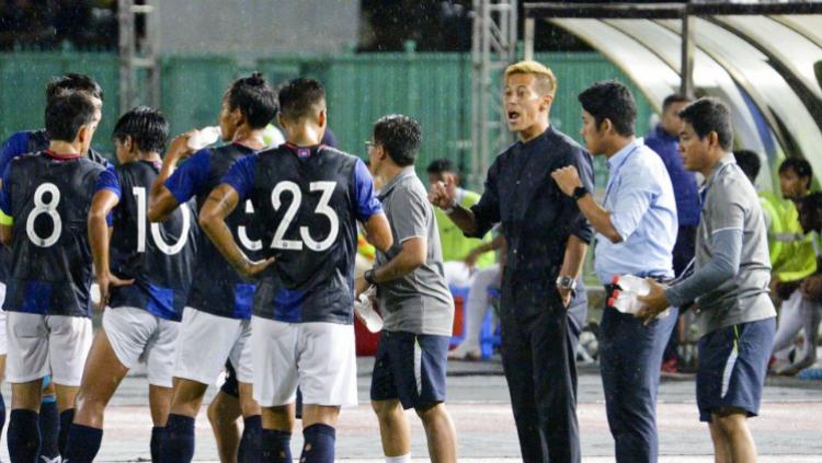 Keisuke Honda saat memimpin skuat Kamboja di laga persahabatan melawan Malaysia. Copyright: Kyodo News