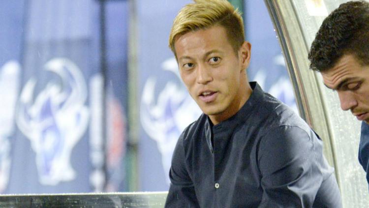 Keisuke Honda saat memimpin skuat Kamboja di laga persahabatan melawan Malaysia.