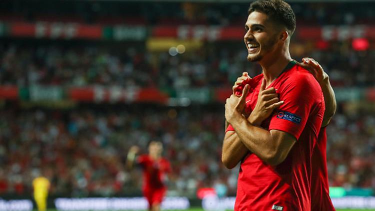 Andre Silva berselebrasi usai mencetak gol ke gawang Italia dalam laga lanjuta UEFA Nations League.
