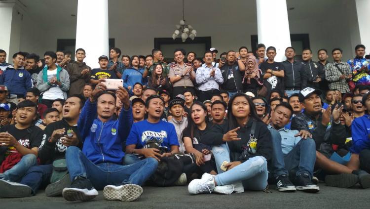 Bobotoh berfoto bersama Kapolrestabes Bandung, Kombes Pol. Irman Sugem âdi Polrestabes Bandung, Jalan Jawa, Bandung, Senin (10/09/18)