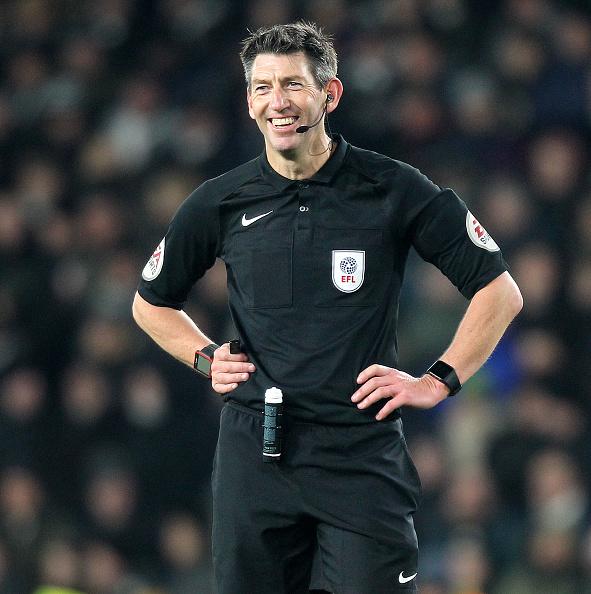 Lee Probert, wasit yang dianggap bisa memberikan keberuntungan bagi Arsenal. Copyright: INDOSPORT