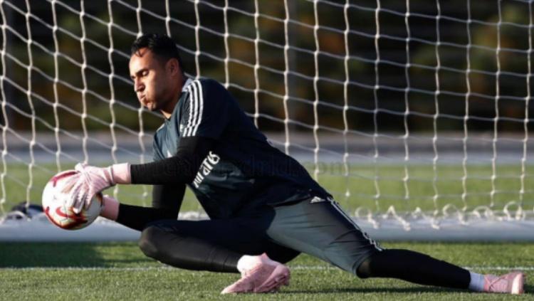 Keylor Navas Menggenakan Sarung Tangan dan Sepatu Bewarna Pink Saat Latihan Bersama Real Madrid Copyright: Marca