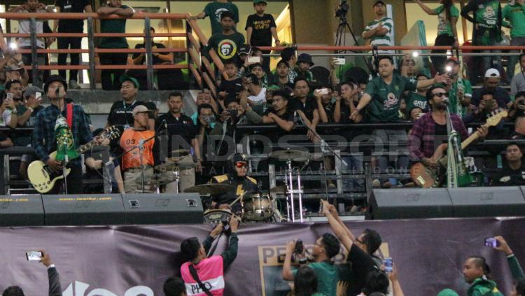 Endank Soekamti hadir di Stadion Gelora Bung Tomo Copyright: Fitra Herdian/INDOSPORT