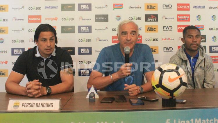 Pelatih Persib, Mario Gomez (tengah) ditemani asistennya Fernando Soler (kiri) dan pemainnya ‎Ardi Idrus (kanan) saat konfrensi pers di 1933 Dapur & Kopi, Jalan Sulanjana, Kota Bandung, Rabu (12/09/18).