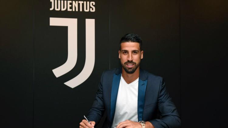 Sami Khedira menandatangani perpanjangan kontrak di Juventus. Copyright: Twitter/Juventus
