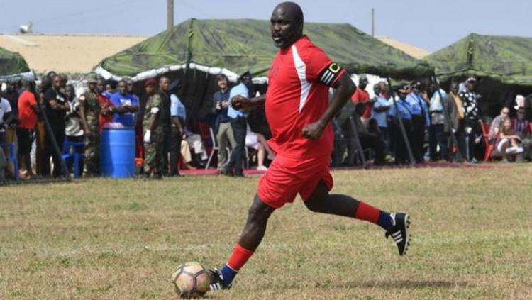 Presiden Liberia, George Weah, tampil dalam laga persahabatan.