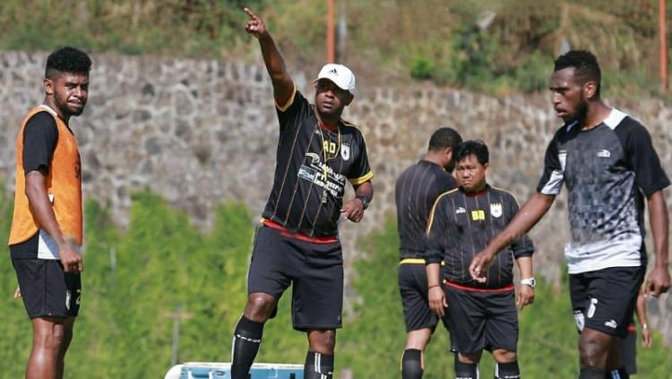 Pelatih Persipura, Amilton Silva de Olivera saat memimpin timnya latihan.
