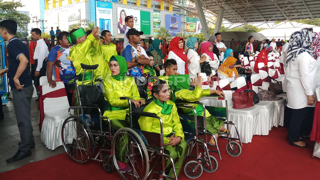 Puluhan ribu orang turut meramaikan pawai obor Asian Paragames 2018 di Kota Makassar. Copyright: Wira Wahyu Utama/Indosport.com