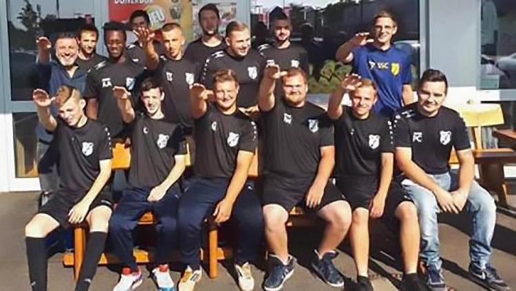 Tujuh pemain klub lokal Jerman didepak usai lakukan pose salam Nazi - INDOSPORT