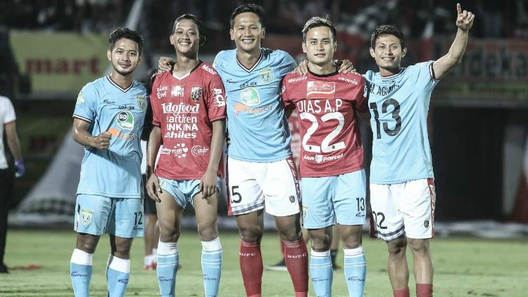 Para pemain Bali United dan Persela Lamongan tebar kemesraan setelah laga.