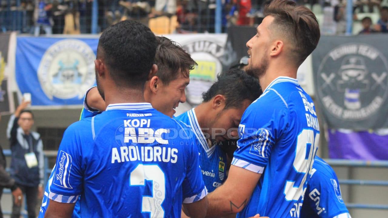 Gol Atep membawa Persib Bandung unggul di babak pertama. Copyright: Arif Rahman/Indosport.com