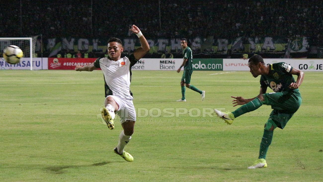 Ruben Sanadi melepaskan umpan silang ketika Persebaya melawan PS TIRA.