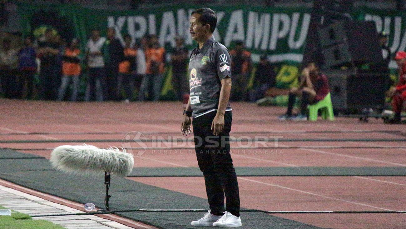 Djanur memberikan instruksi kepada anak didiknya dari pinggir lapangan. Copyright: Fitra Herdian/Indosport.com