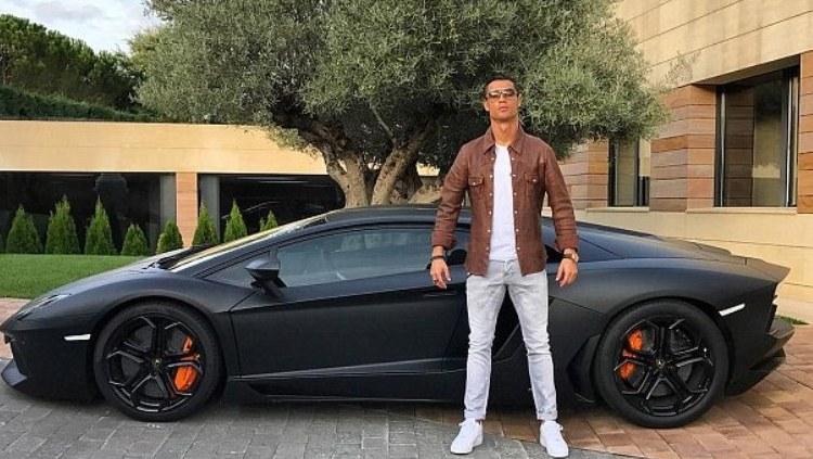 Mobil Lamborghini Milik Cristiano Ronaldo Copyright: Daily Mail