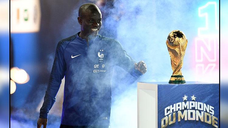 NGolo Kante bersama trofi Piala Dunia 2018. Copyright: INDOSPORT