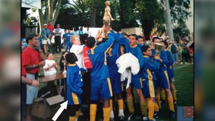 Meski tubuhnya kecil, NGolo Kante turut memberikan gelar juara untuk tim sekolah sepak bolanya. Copyright: LifeBloggers