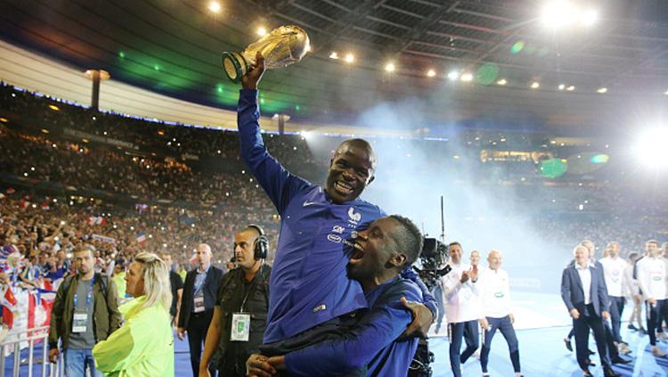 NGolo Kante dan Blaise Matuidi bersama trofi Piala Dunia 2018. Copyright: Getty Images