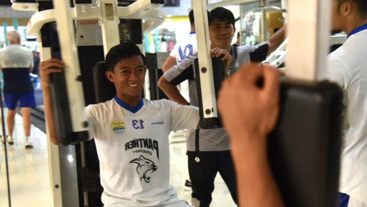 Febri haryadi berlatih didampingi pelatih fisik Persib Bandung Yaya Sunarya. Copyright: persib