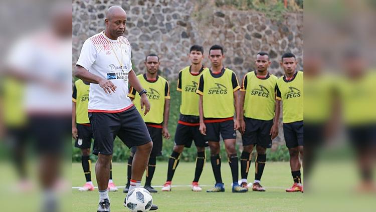Pelatih Persipura, Amilton Silva de Olivera saat mendampingi timnya berlatih.