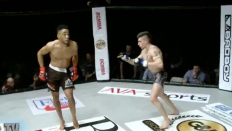Situasi pertarungan Mixed Martial Arts (MMA).