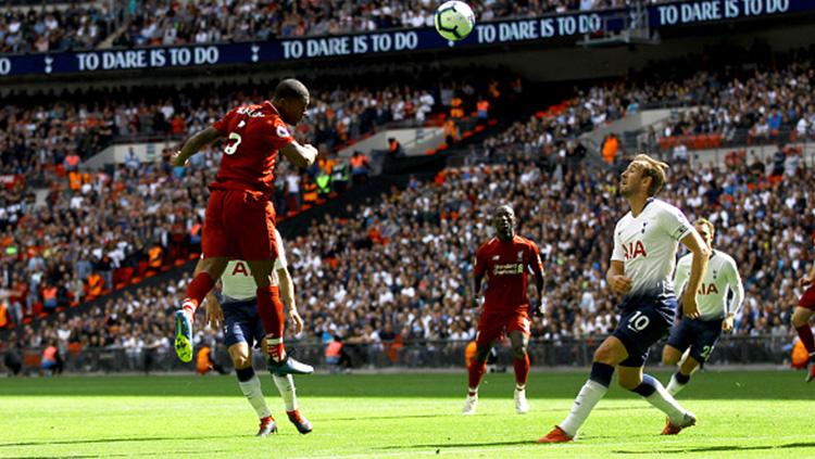 Wijnaldum saat menyundul bola. Copyright: INDOSPORT