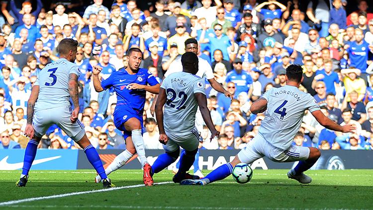 Eden Hazard saat turun membela Chelsea melawan Cardiff City di pekan kelima Liga Primer Inggris 2018/19.