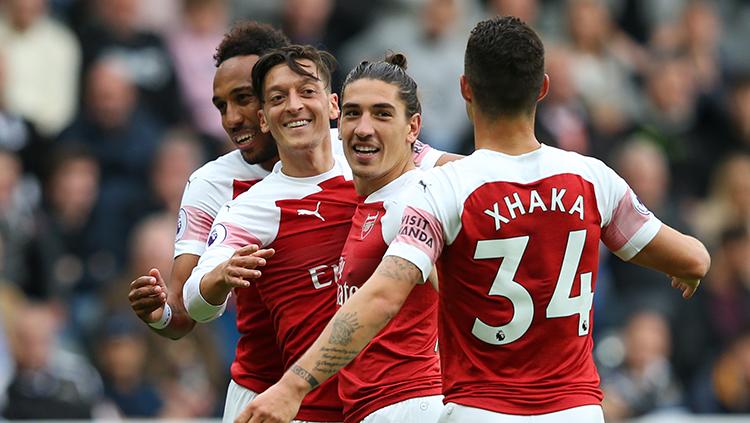 Granit Xhaka berselebrasi usai mencetak gol ke gawang Newcastle.