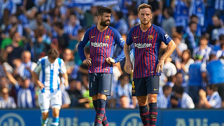 Para pemain Barcelona tertunduk lesu usai kebobolan saat melawan Real Socieadad. Copyright: Getty Images/Aitor Alcalde