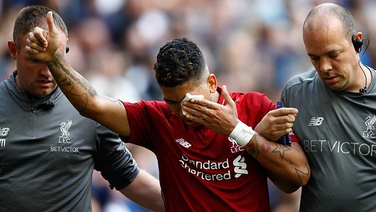 Roberto Firmino ditarik keluar lapangan setelah mengalami masalah pada matanya.
