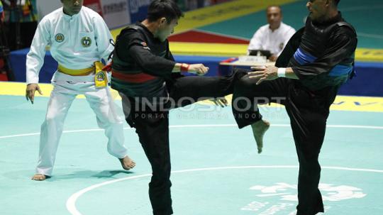 Pesilat Indonesia, Komang Harik Adi Putra melawan Pesilat Malaysia, Mohd Al Jufferi Jamari pada final kelas E Putra 65-70kg di Padepokan Silat TMII, Senin (27/08/18).
