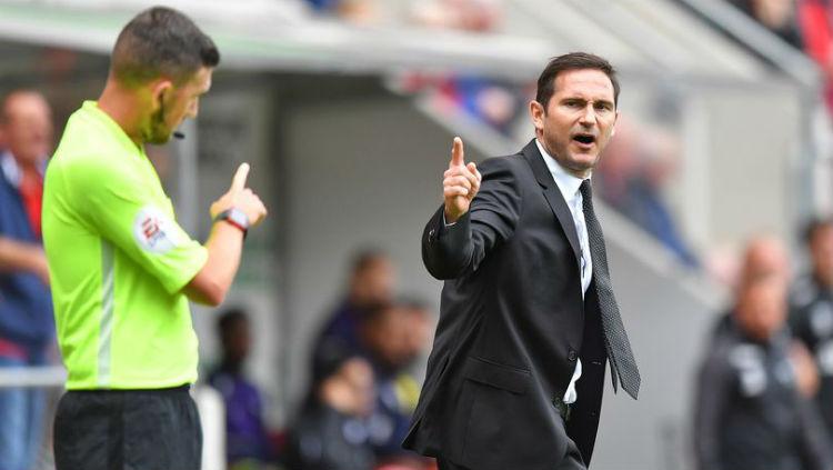 Frank Lampard berdebat dengan wasit. Copyright: Mirror.