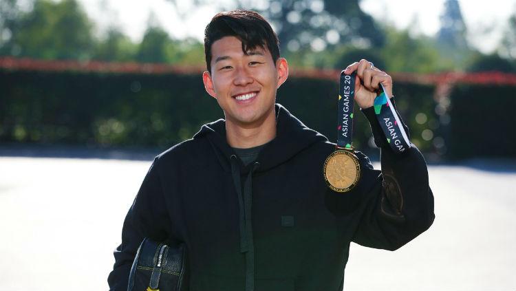 Son Heung-Min pamer medali emas Asian Games 2018. Copyright: Twitter.com/Spurs_ID