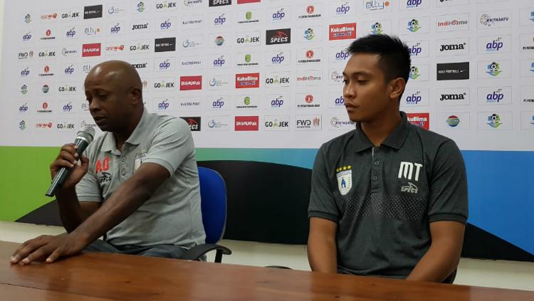 Pelatih Persipura, Amilton Silva de Olivera bersama Muhammad Tahir, saat sesi konferensi pers jelang laga.