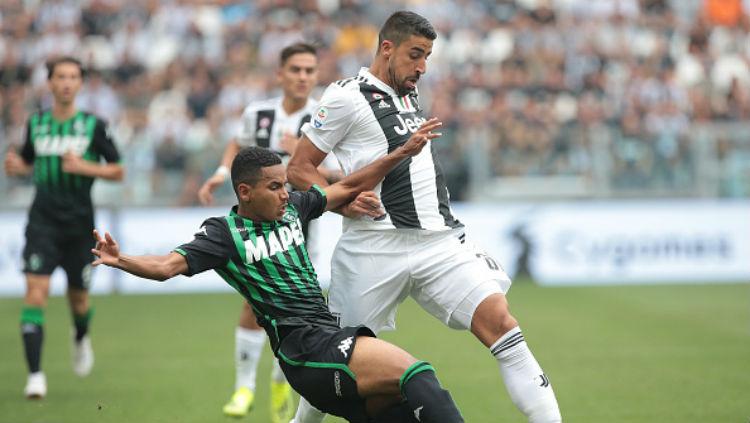 Sami Khedira saat berebut bola dengan pemain Sassuolo.