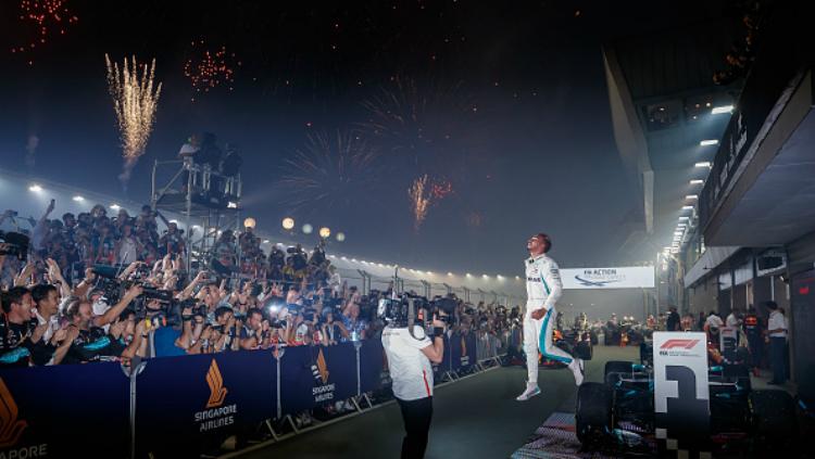 Lewis Hamilton selebrasi usai juara F1 GP Singapore 2018. - INDOSPORT